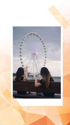 Атмосферная стори в белых и оранжевых цветах из парка с колесом обозрения и двумя молодыми девушками