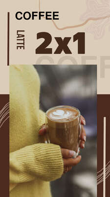 Ароматный кофе латте в руках у девушки в уютном вязанном светло-желтом свитере