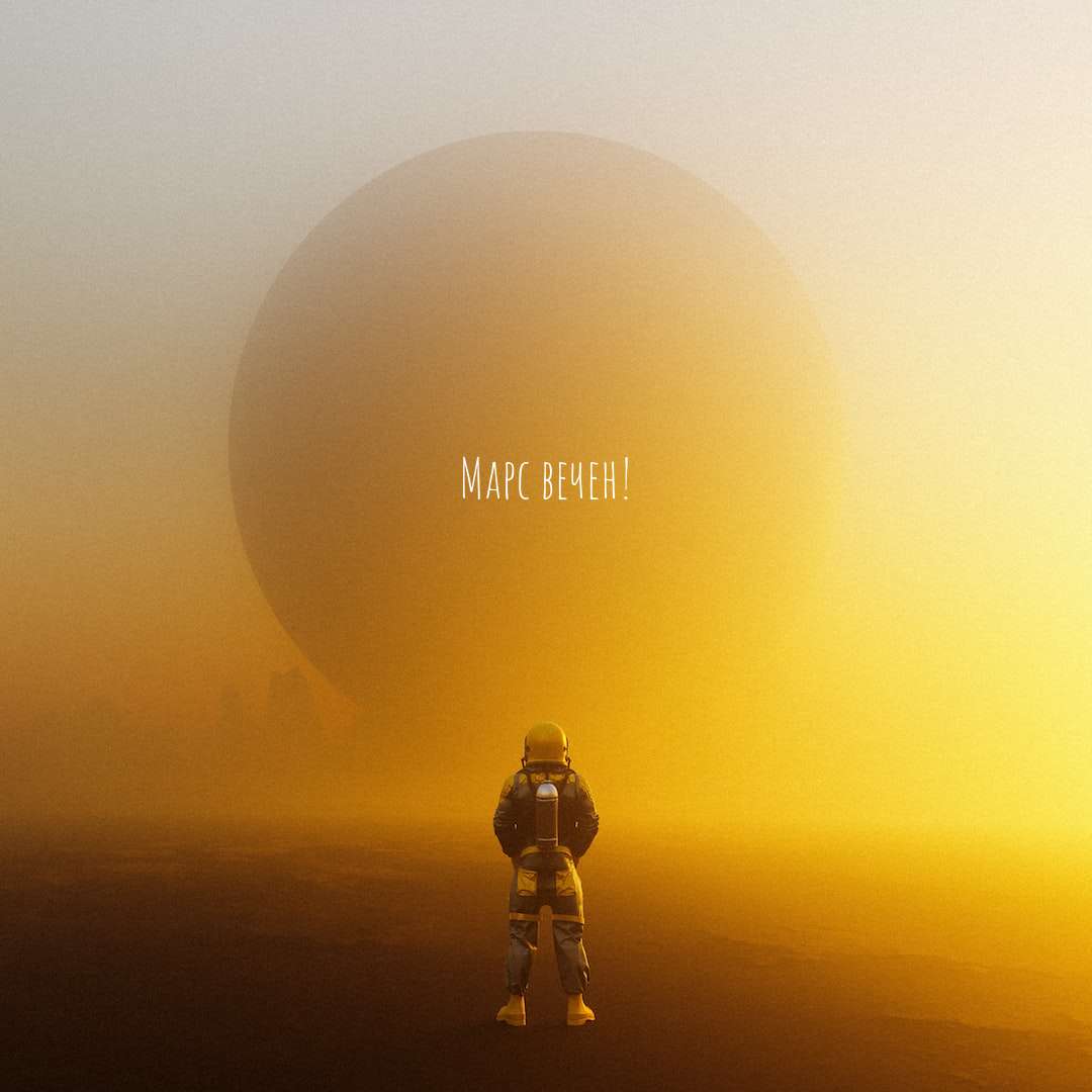 Невероятный пост с видом планеты в бело-желтой дымке тумана и космонавтом